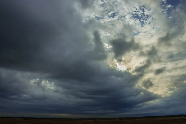 Rozlehlá Pláň Pokrytá Ornými Poli Loukami Obloha Zatažená Pokrytá Temnými — Stock fotografie