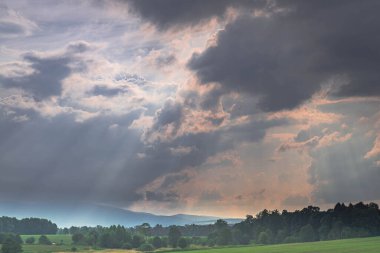 Ovadaki tarlalar ve çayırlar. Ufuktaki Karkonosze Dağlarının sisli zirveleri.