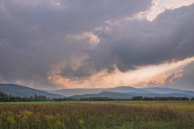 Ovadaki tarlalar ve çayırlar. Ufuktaki Karkonosze Dağlarının sisli zirveleri.
