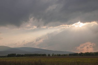 Ovadaki tarlalar ve çayırlar. Ufuktaki Karkonosze Dağlarının sisli zirveleri.
