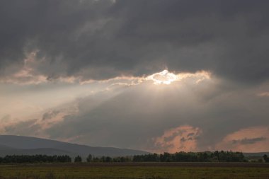Ovadaki tarlalar ve çayırlar. Ufuktaki Karkonosze Dağlarının sisli zirveleri.