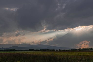 Ovadaki tarlalar ve çayırlar. Ufuktaki Karkonosze Dağlarının sisli zirveleri.