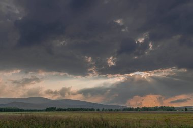 Ovadaki tarlalar ve çayırlar. Ufuktaki Karkonosze Dağlarının sisli zirveleri.