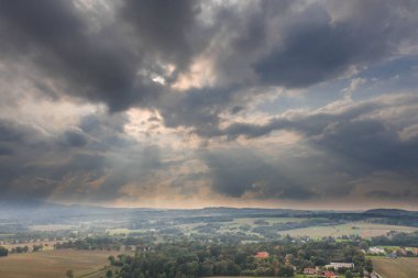 Ovadaki tarlalar ve çayırlar. Ufuktaki Karkonosze Dağları 'nın sisli zirveleri. İnsansız hava aracından görüntüle.