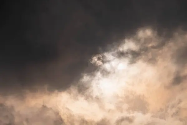 Langit Berawan Tertutup Dengan Gelap Awan Suram Sinar Matahari Malam — Stok Foto