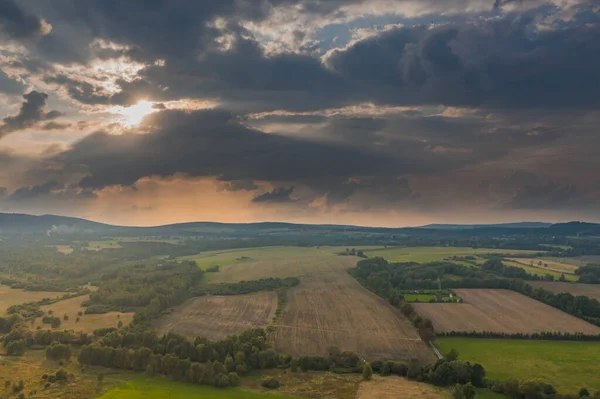 Ovadaki tarlalar ve çayırlar. Ufuktaki Karkonosze Dağları 'nın sisli zirveleri. İnsansız hava aracından görüntüle.