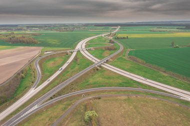 Yüksek irtifadan görülen bir ulaşım merkezi. Yılanlar şeklinde giriş ve çıkışları olan iki otoyolun kesiştiği yer. Fotoğraf bir İHA 'dan çekildi..