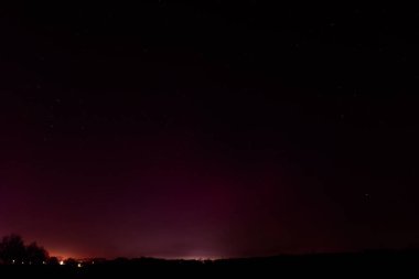 20 Ocak 2026 'daki Aurora Borealis, Polonya' nın güneybatısında saat 02: 00 sularında çekildi..