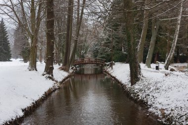 Polonya, Iowa 'daki malikane parkında, bir kış günü. Yer karla kaplı, çeşme havzası ve Ay Kapıları olarak bilinen açılır tuğla duvarla kaplı. Drone fotoğrafı.