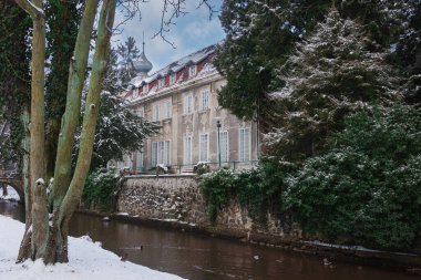 Kış günü Iowa 'daki malikanede. Parkın Japon bölümünde fenerler, yaya köprüleri, merdivenler, çardaklar, bir park göleti ve bir dere gibi mimari unsurlar yer almaktadır..