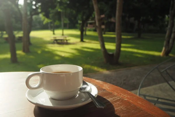Чашка белого кофе на деревянном столе . — стоковое фото