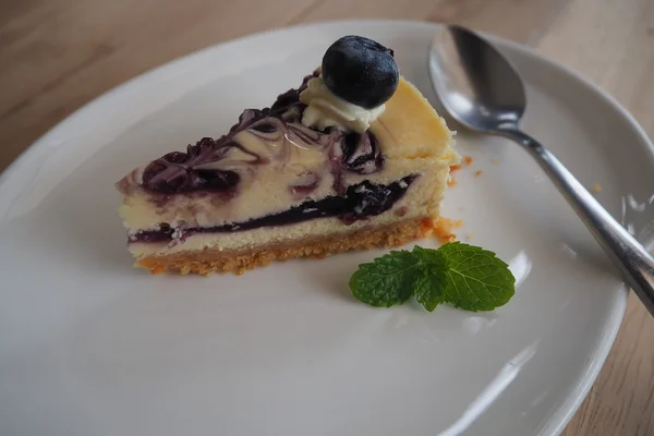 Cheesecake ai mirtilli su piatto bianco — Foto Stock