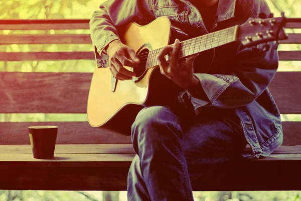 Adam gitar çalmak