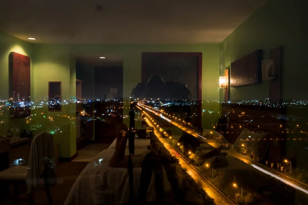 Рефлекторное освещение города в спальне — стоковое фото