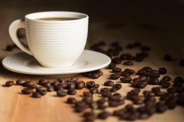 Espresso kahve çekirdekleri ile beyaz kahve Kupası