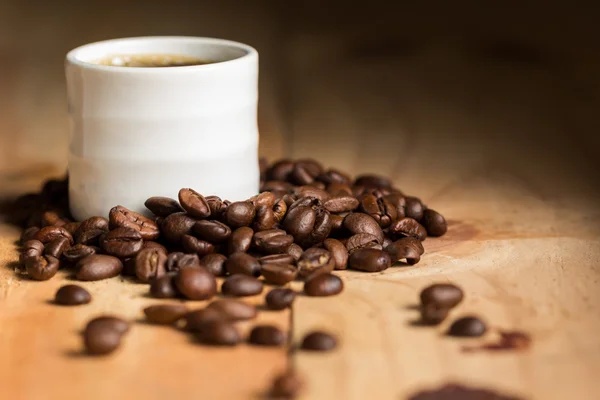 Espresso kahve çekirdekleri ile beyaz kahve Kupası