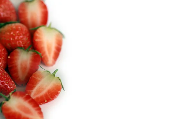 Fraises mûres rouges fraîches isolées sur blanc — Photo