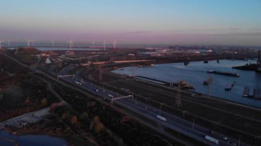 Hollanda Rotterdam 'daki Maasvlakte Limanı Ulusal Yol ve Yel Değirmenleriyle çevrili
