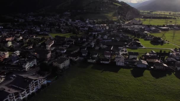 ツェル ゼーのカプランの街並の空中写真オーストリア ザルツブルク州の地区を見る — ストック動画