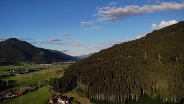 カプランの田舎町の近くにある針葉樹林の山 Zell See District オーストリアのザルツブルグ州 空中射撃 — ストック動画