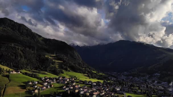 チロルアルプス山脈に囲まれたオーストリアのカプラン町のパノラマビュー 空中ドローン撮影 — ストック動画