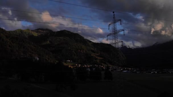 オーストリアのザルツブルク州 ピンツガウ地方のカプランの町並みにある電気塔 降下ドローンは — ストック動画