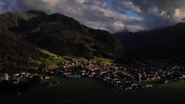 オーストリアのザルツブルクにあるアルパイングロックナーグループの北斜面にあるカプランの町の風景 — ストック動画