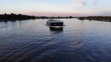 Hollanda 'da Güzel Günbatımı Gökyüzüne karşı Iquid Kargo Gemisi Yelken açtı. - Havadan çekim.