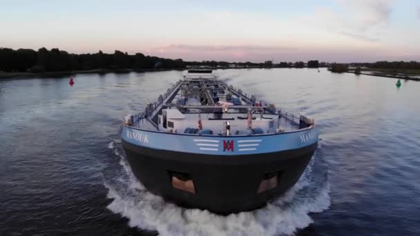 Vessel Manouk Motor Tanker Zeilt Binnenwateren Tijdens Zonsondergang Nederland Luchtfoto — Stockvideo