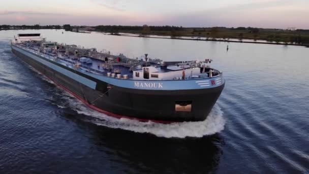 Barco Cisterna Petróleo Navegando Mar Abierto Durante Puesta Del Sol — Vídeos de Stock