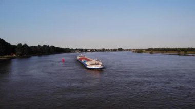 Oude Maas boyunca seyahat eden Kader Gemisinin Hava Görüntüsü Yayı. Yaya Aşağı