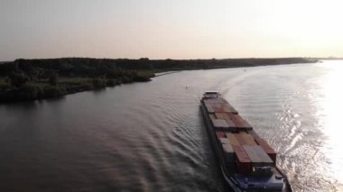 Kargo gemisinin baş omuzluğundaki hava takibi Oude Maas 'ın yanından geçiyor Barendrecht yakınlarında.