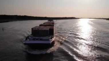 Oude Maas, Barendrecht yakınlarındaki Kargo Gemisinin Yayı 'nın önünden geçiyor. İzleme Görüntüsü