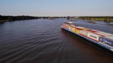 Kargo gemisinin iskele tarafındaki hava aracı Oude Maas 'ın yanından geçiyor, Barendrecht yakınlarında. Dolly Sağa