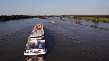 Oude Maas Barendrecht 'in yakınındaki Oude Maas' ta Kargo Gemisi Adanmasının Uçurumu