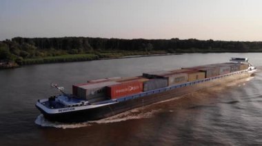 Oude Maas Barendrecht yakınlarındaki kargo gemisinin hava görüntüsü. İzleme Görüntüsü