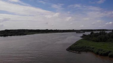 Uzakta Dynamica mavnası olan Riverside 'daki Oude Mass' ten. Yaya yukarı, Dolly ileri.