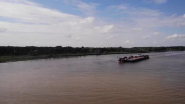 Dynamica mavnası hava görüntüsü kamyonlar ve traktörler Oude Maas boyunca Barendrecht yakınlarında. Görüntüyü Takip Et