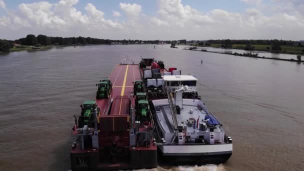 Stern View Dynamica Barge Navigating Oude Maas Воздушный Трэкинг — стоковое видео