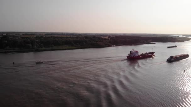 エリーザベトJタンカー船の空中シルエット バルドレヒトの外マアスに沿って移動する景色 ドリー バック — ストック動画