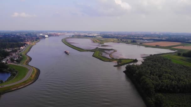 Inland Freighter Avant Navigating Oude Maas Воздушный Хай Тек Долли — стоковое видео