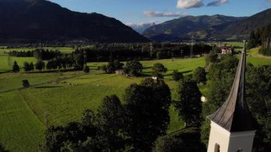 Avusturya 'nın Zell Am semtindeki Kaprun Şatosu yakınlarındaki Siluetli Dağlarla Evergreen Manzarası. - Havadan Geniş Atış