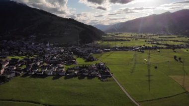 Avusturya 'nın Pinzgau bölgesindeki Kaprun Belediyesinin Doğal Manzarasında Parlak Gün Işığı. hava durumu 