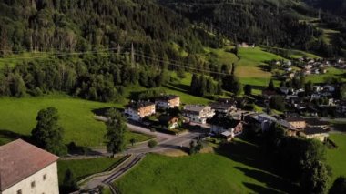 Avusturya, Salzburg, Kaprun kırsalındaki Fort Kaprun In ve Yoğun Woodland 'ın çatısı. hava durumu