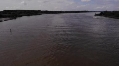 Arka planda tekne hızıyla Barendrecht 'te Oude Maas' ın üzerinde uçan hava aracı. Dolly İleri