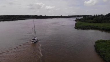 Hollanda, Barendrecht yakınlarındaki Oude Maas 'ın üzerinden yelkenli gemi geçiyor. Dolly Sol