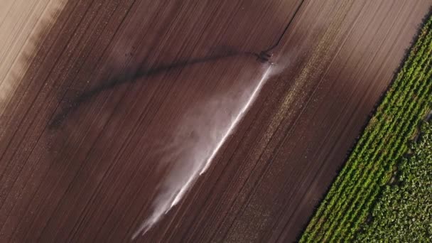 Top Över Bevattning Sprinkler Distribuera Vatten Torr Jord Jordbruksgård Antennskott — Stockvideo