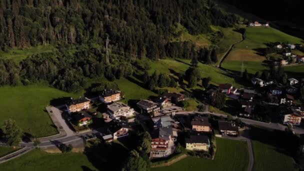 オーストリアのザルツブルク州ピンツガウ渓谷のカプランの町の風景の近くにある緑豊かな森 — ストック動画