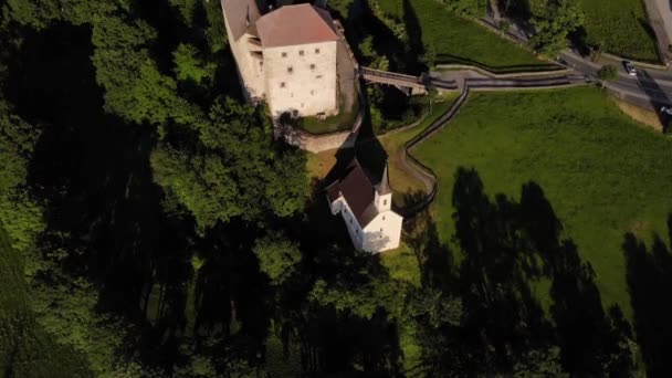緑豊かな木々とカプラン城の横にある小さな教会のトップビューオーストリアのザルツブルク州にあります — ストック動画