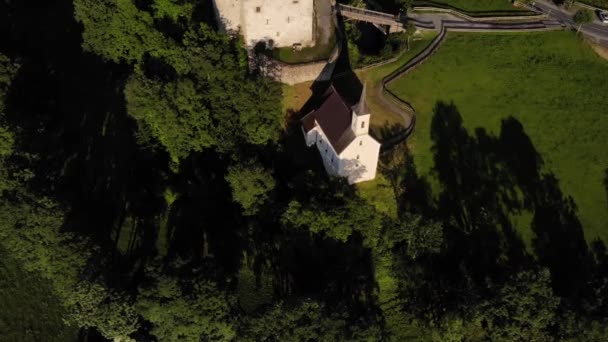 Top View Lush Green Trees Small Church Kaprun Castle Зальцбурзі — стокове відео